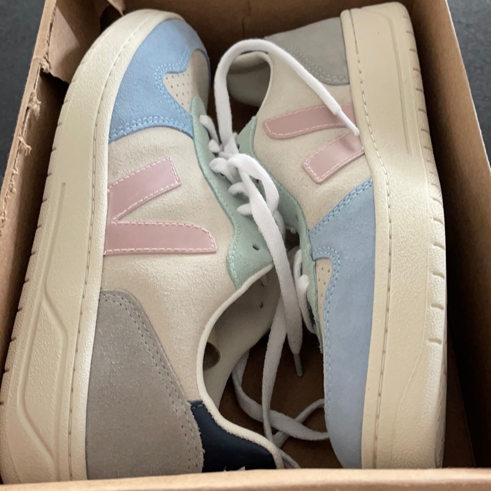 New size 9 VEJA Women’s V10 Natural Babe suede pastel multicolored sneakers.